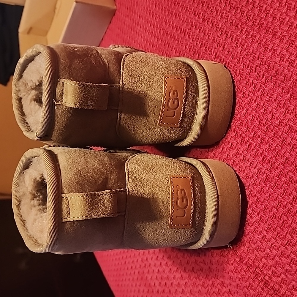 UGG - Picture 3 of 9